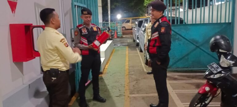 Cipkon di Malam Hari, Satuan Samapta Polres Ciamis Patroli Dialogis Sasar Kantor PLN Ciamis