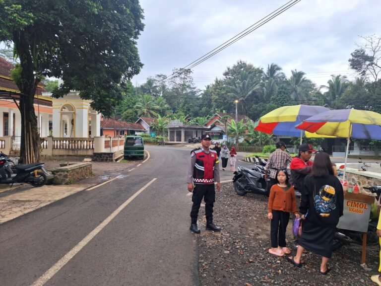 Polsek Banjarsari Polres Ciamis Patroli dan Strong Point di Alun Alun Saat Ngabuburit
