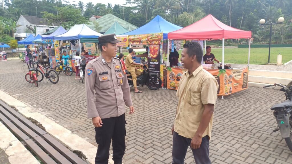 Polsek Sukadana Polres Ciamis Patroli Dialogis Beri Keamanan Warga Saat Ngabuburit