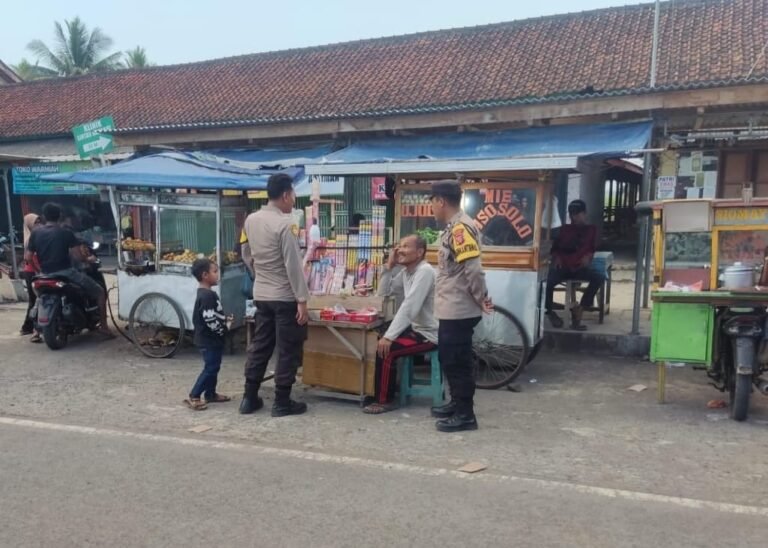Polsek Lakbok Polres Ciamis Patroli Pengamanan Ke Lokasi Keramaian Warga Saat Waktu Ngabuburit