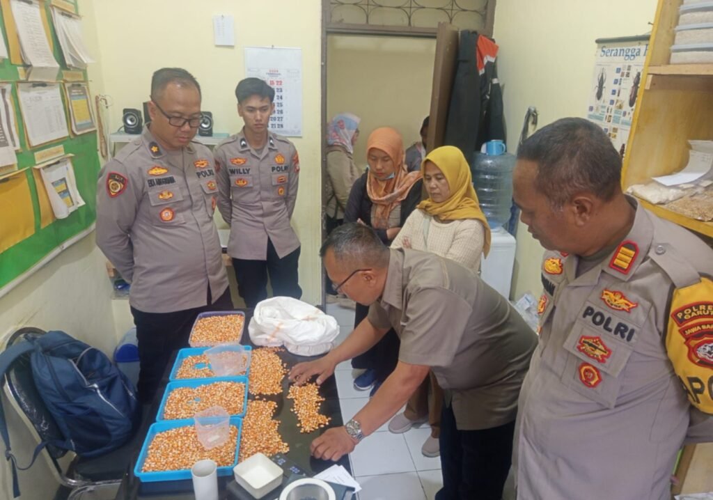 Dukung Ketahanan Pangan, Polres Garut Kawal Serapan 10,5 Ton Jagung Petani Sukawening ke Bulog