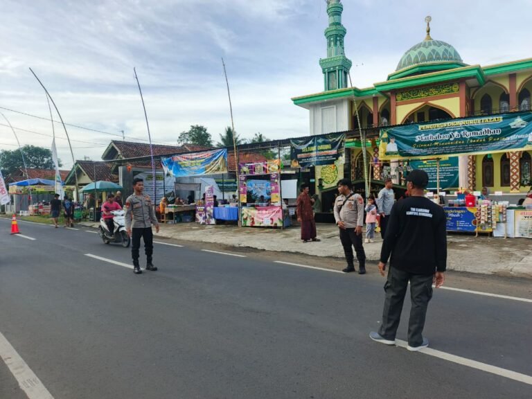 Polsek Lakbok Polres Ciamis Patroli Pengamanan Ke Lokasi Keramaian Warga Saat Waktu Ngabuburit