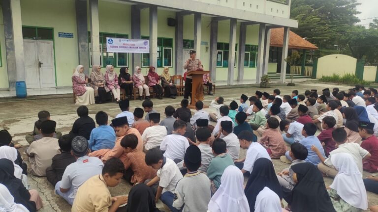Datang ke Sekolah, Polsek Kawali Beri Pembinaan Sekolah Aman dan Nyaman ke Siswa SDN 1 Kawali