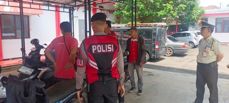 Humanis, Tiga Personel Samapta Polres Ciamis Datang dan Beri Imbauan ke Warga Kantor Telkom