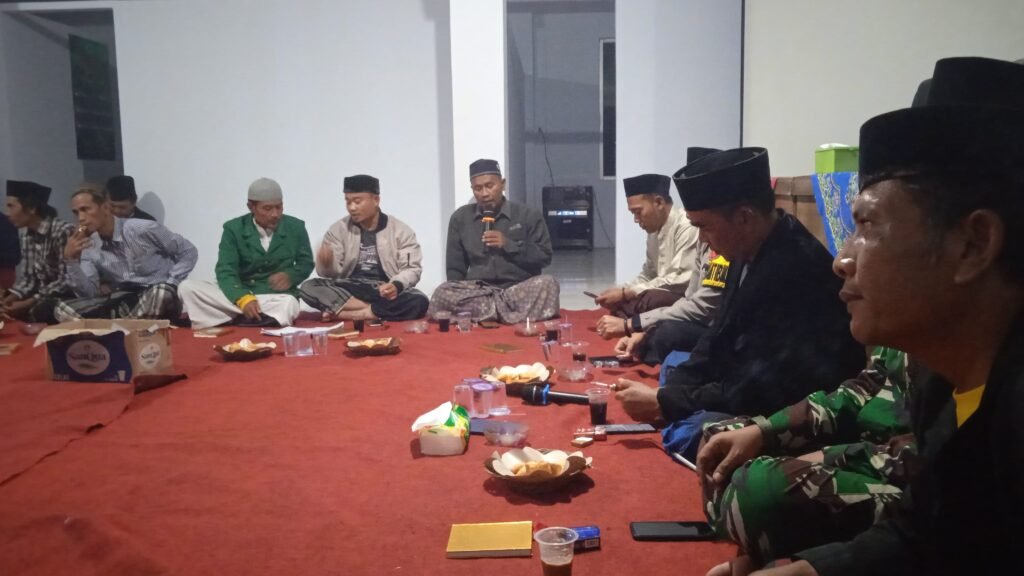 Polsek Cikoneng Polres Ciamis Hadiri Tawasul Rutin Bersama Warga di Kantor Desa Gegempalan
