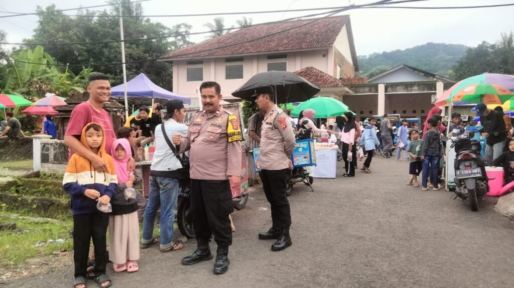 Polsek Pamarican Polres Ciamis Patroli Dialogis Beri Keamanan Warga Saat Ngabuburit