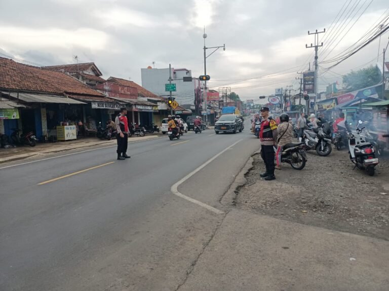 Polsek Cisaga Polres Ciamis Patroli Pengamanan Ke Lokasi Keramaian Warga Saat Waktu Ngabuburit