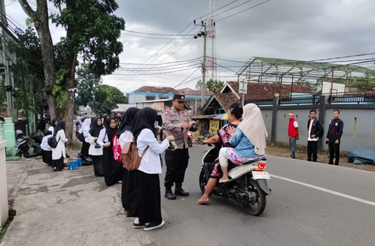 Polsek Banyuresmi Bersama SMAN 25 Bagikan Takjil