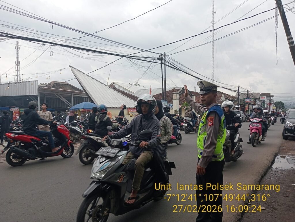 Personel Polsek Samarang Lakukan Pengaturan Lalu Lintas Di Jam Rawan Sore Hari