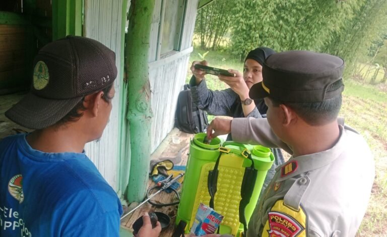 Polsek Leuwigoong Bersama Petani Lakukan Pengecekan dan Perawatan Tanaman Jagung