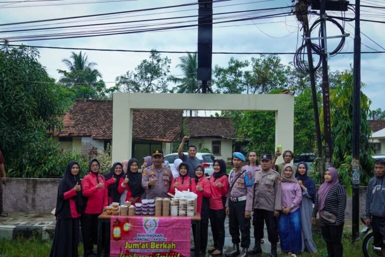Polsek Lakbok Bersama Bhayangkari Gelar Pembagian Takjil, Wujud Kepedulian Polri di Bulan Ramadhan
