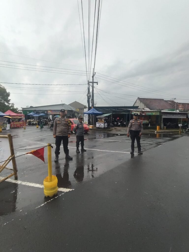 Polsek Ciamis Polres Ciamis Patroli Pengamanan Ke Lokasi Keramaian Warga Saat Waktu Ngabuburit