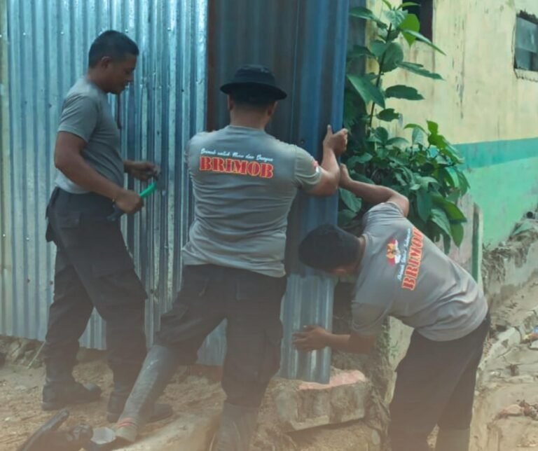 Dari Rumah Swadaya hingga Pagar Sekolah, Brimob Hadir Dampingi Warga Tolang Julu