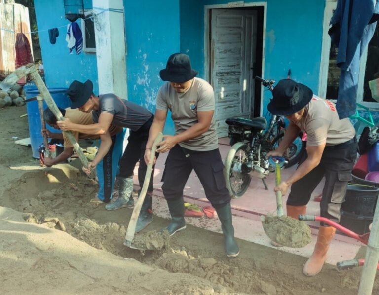 Brimob dan Warga Batang Toru Bergerak Bersama Pulihkan Kehidupan Pascabencana