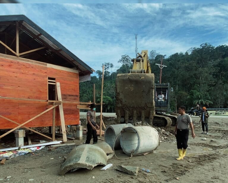 Brimob dan Warga Batang Toru Bergerak Bersama Pulihkan Kehidupan Pascabencana