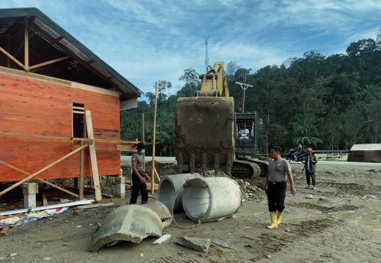 Brimob dan Warga Batang Toru Bergerak Bersama Pulihkan Kehidupan Pascabencana