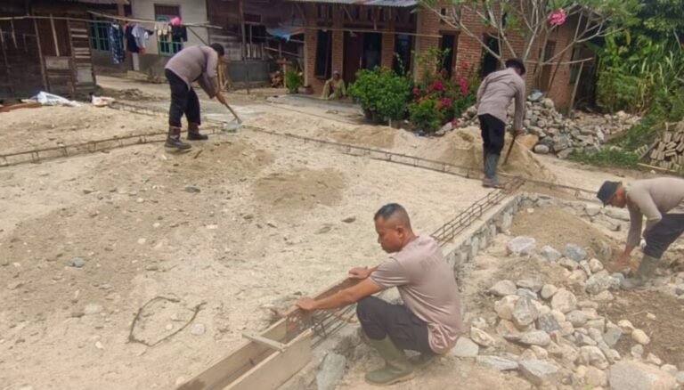 Tak Sekadar Menjaga, Brimob Turun Bangun Rumah Korban Banjir di Tapsel