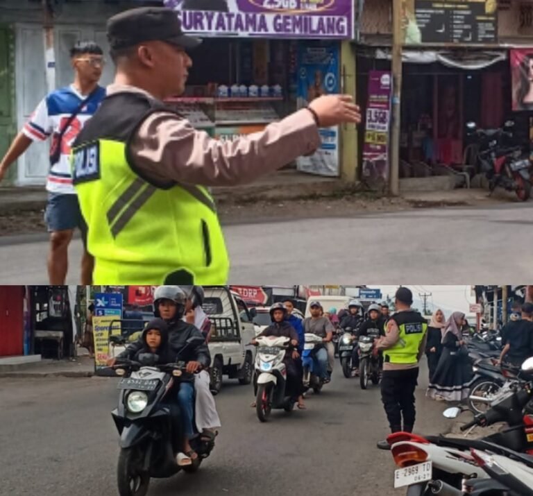 Dua Personil Polsek Samarang, Lakukan Pengaturan Lalu Lintas Di Pagi Hari