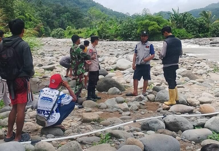 Polsek Pakenjeng Bersama Tim Gabungan Sisir Sungai Cikandang, Bocah 9 Tahun Diduga Hanyut Saat Menyeberang