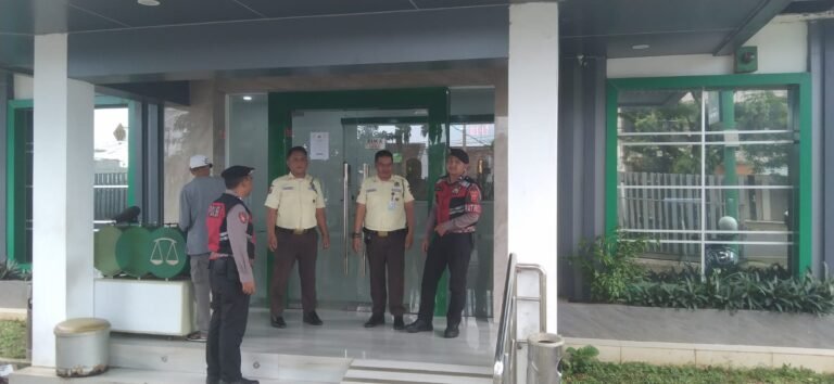 Tiga Anggota Samapta Polres Ciamis Patroli Kamtibmas ke Kantor Pegadaian Ciamis