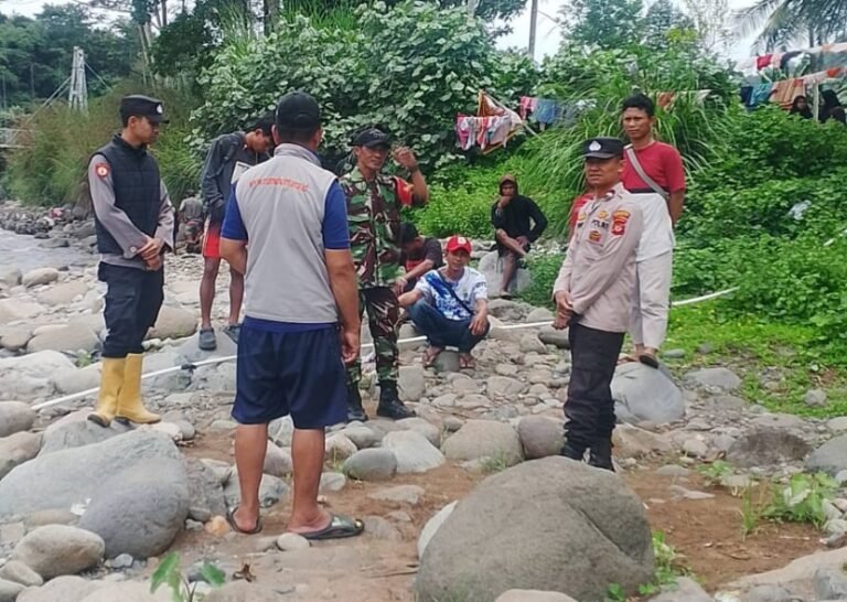 Polsek Pakenjeng Bersama Tim SAR Gabungan Lanjutkan Pencarian Anak Hanyut