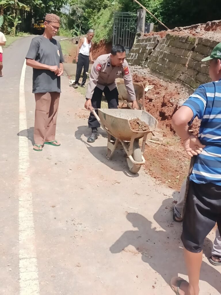 Polsek Cisaga Polres Ciamis Turun Ikut Bersihkan Material Longsor di Desa Wangunjaya