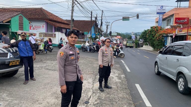 Polsek Cipaku Polres Ciamis Patroli Pengamanan Ke Lokasi Keramaian Warga Saat Waktu Ngabuburit
