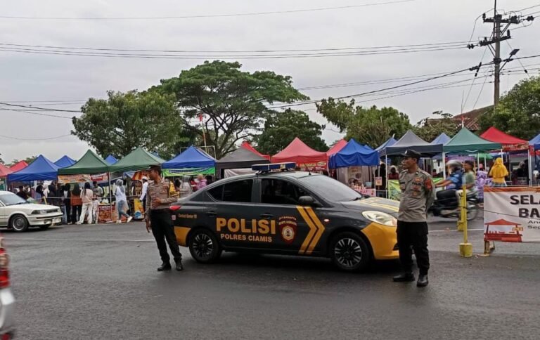 Polsek Ciamis Polres Ciamis Patroli Pengamanan Ke Lokasi Keramaian Warga Saat Waktu Ngabuburit