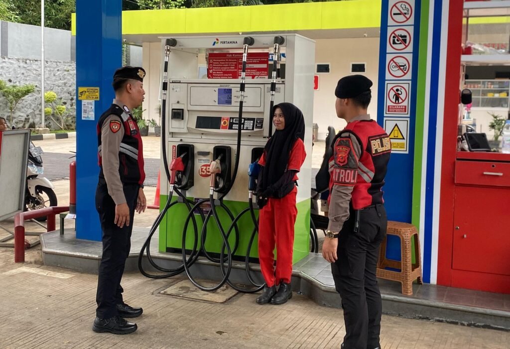 Humanis, Pasukan Patroli Roda 4 Polres Ciamis Datangi Obvit SPBU Benteng Saat Sore