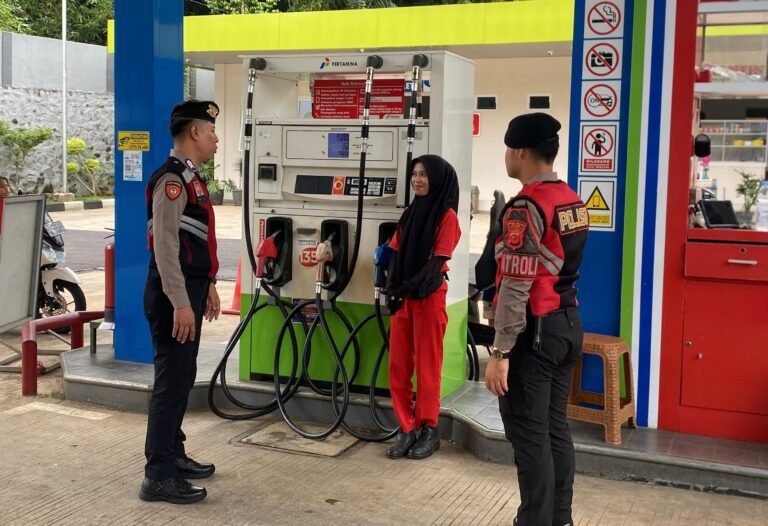 Humanis, Pasukan Patroli Roda 4 Polres Ciamis Datangi Obvit SPBU Benteng Saat Sore