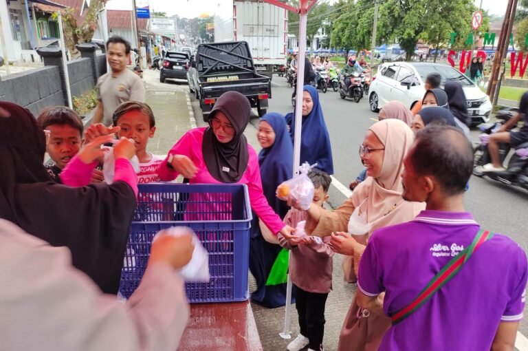 Berbagi Di Bulan Penuh Berkah, Puluhan Bahkan Ratusan Takjil Dibagikan Polsek Kawali ke Pengguna Jalan