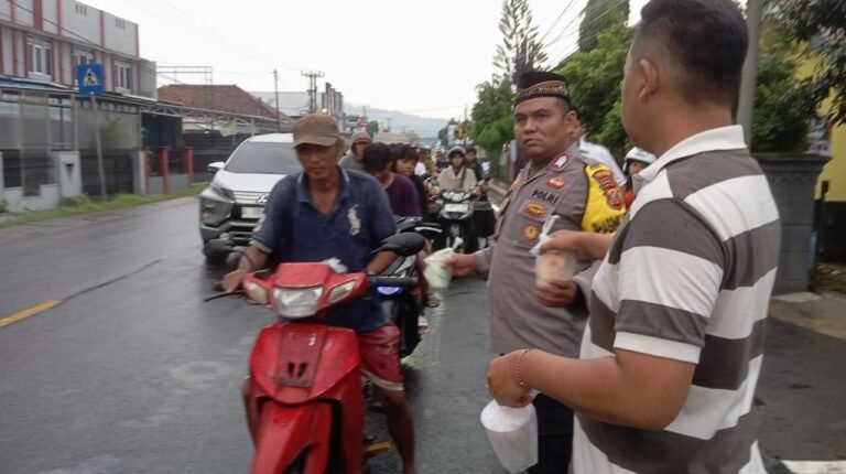 Polsek Banjarsari Bagikan Ratusan Takjil, Wujud Kepedulian Polri di Bulan Suci Ramadhan