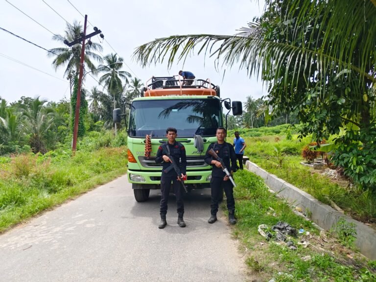 Dikawal Brimob Bersenjata Lengkap, Alat Berat Tambang Emas Ilegal Tapsel–Madina Dievakuasi ke Batalyon C Sipirok