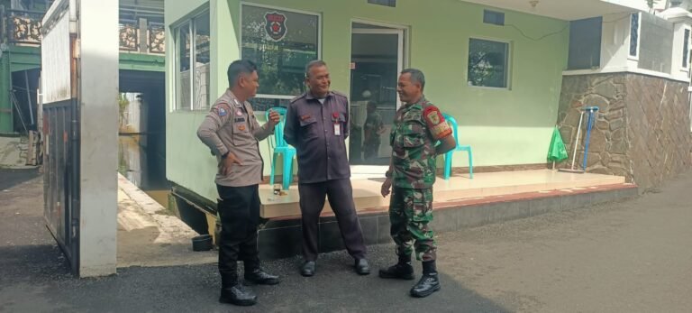 Perkuat Sinergitas, Polsek Cikoneng Polres Ciamis Binpatibsos ke Warga dan Petugas Keamanan