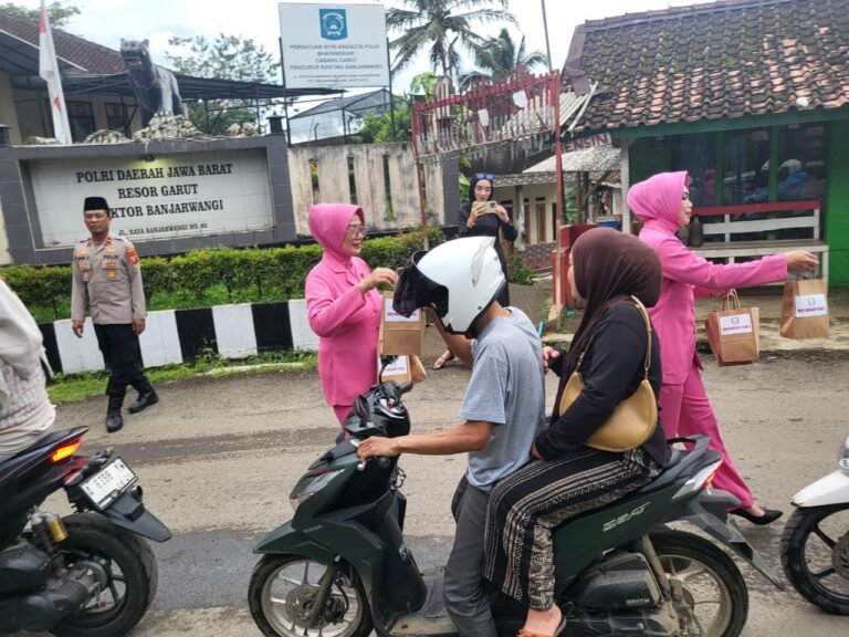 Ramadhan Penuh Kepedulian, Polsek Banjarwangi Santuni Anak Yatim dan Lansia