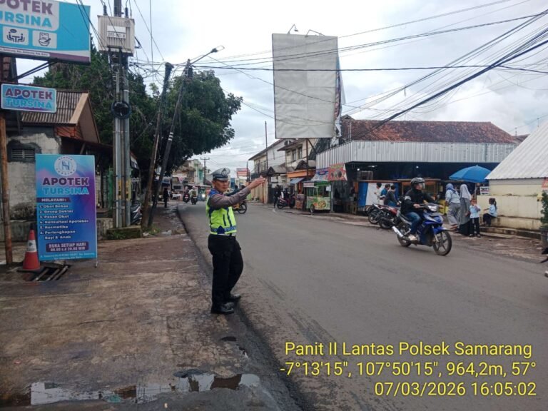 Beri Rasa Aman Polsek Samarang Giat Lakukan Pengaturan Lalu Lintas Sore Hari