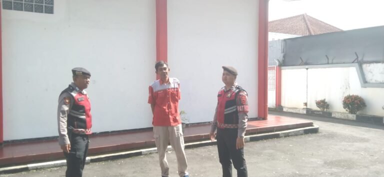 Humanis, Tiga Personel Samapta Polres Ciamis Datang dan Beri Imbauan ke Warga Kantor Telkom