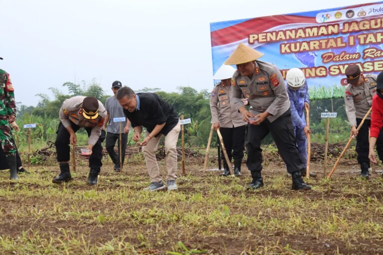 Kapolres Ciamis Pimpin Penanaman Jagung Serentak Dukung Program Ketahanan Pangan Nasional