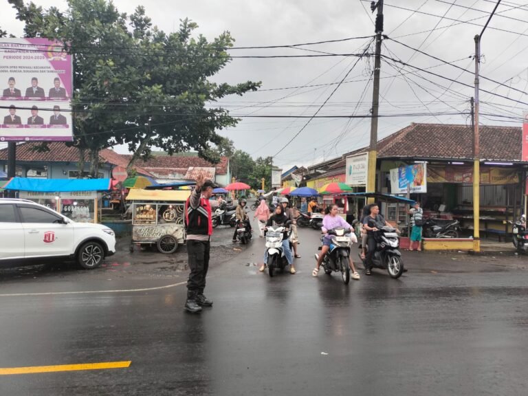 Polsek Cisaga Polres Ciamis Laksanakan Pengamanan Ngabuburit di Pasar Ramadhan untuk Jaga Kamtibmas