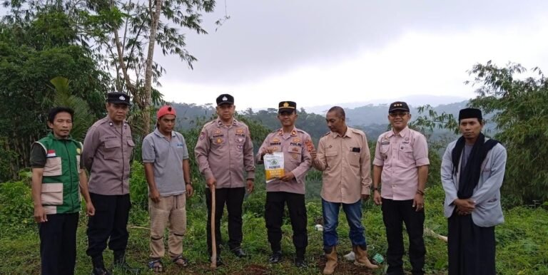 Polsek Rajadesa Polres Ciamis Dukung Program Swasembada Pangan Melalui Penanaman Jagung Serentak