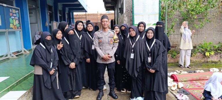 Polsek Cikoneng Polres Ciamis Hadiri Buka Bersama Santri Ponpes Nurussalam, Perkuat Sinergi Kamtibmas di Bulan Ramadhan