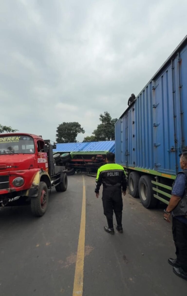 Polres Garut Evakuasi Truk Terguling di Tanjakan Andir Malangbong