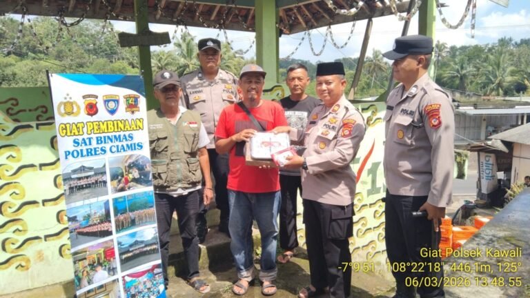Polres Ciamis Serahkan Bantuan Kapolda Jabar ke Ibu Kurnia Berupa Program Rutilahu