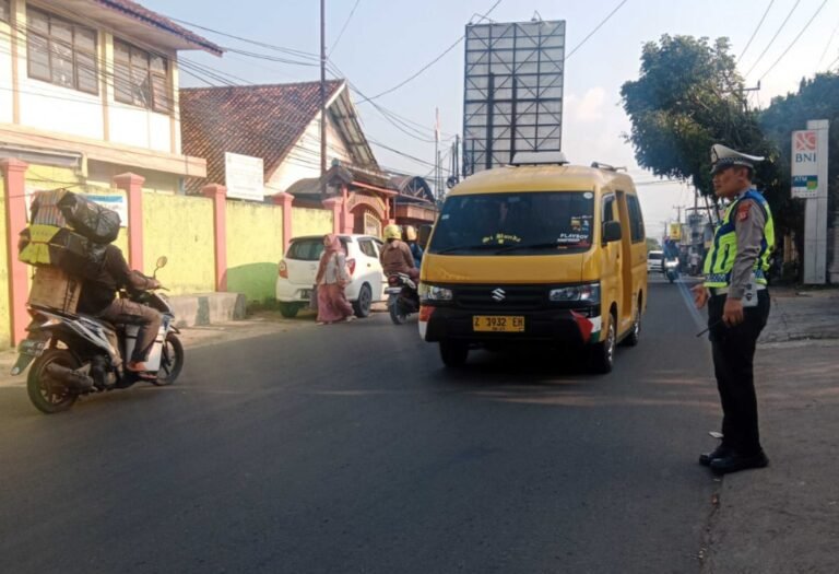 Rutinitas Pagi Polsek Samarang Giat Lakukan Pengaturan Lalu Lintas Di Jam Rawan Kemacetan