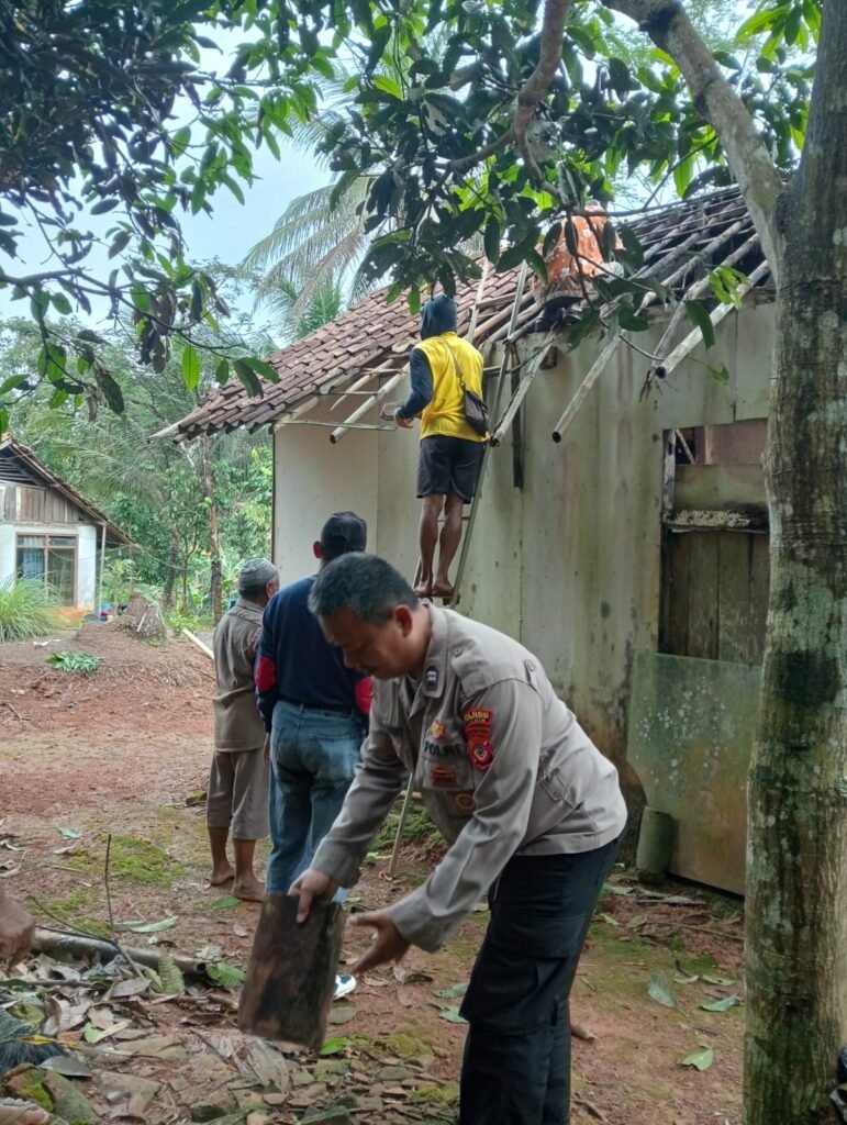 Humanis, Polsek Sukadana Polres Ciamis Ikut Bantu Perbaikan Rumah Warga Lansia di Ciparigi