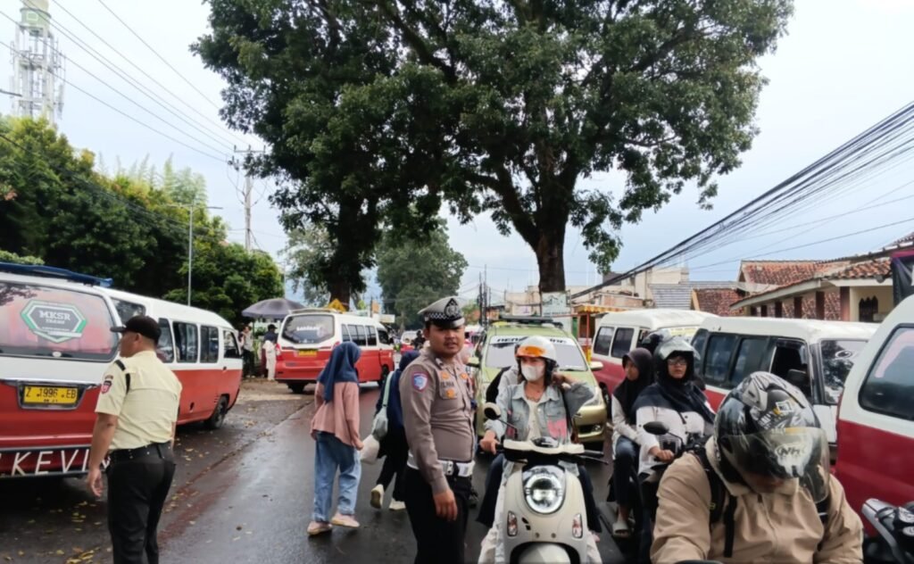 Polisi Hadir Saat Ngabuburit, Polsek Karangpawitan Atur Lalu Lintas Demi Kenyamanan Warga