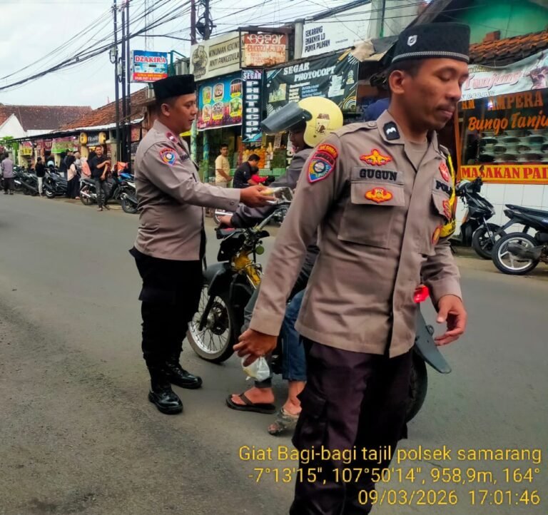 Bentuk Kepedulian Polsek Samarang Bersama Personel Bagikan Takjil Kepada Pengguna Jalan