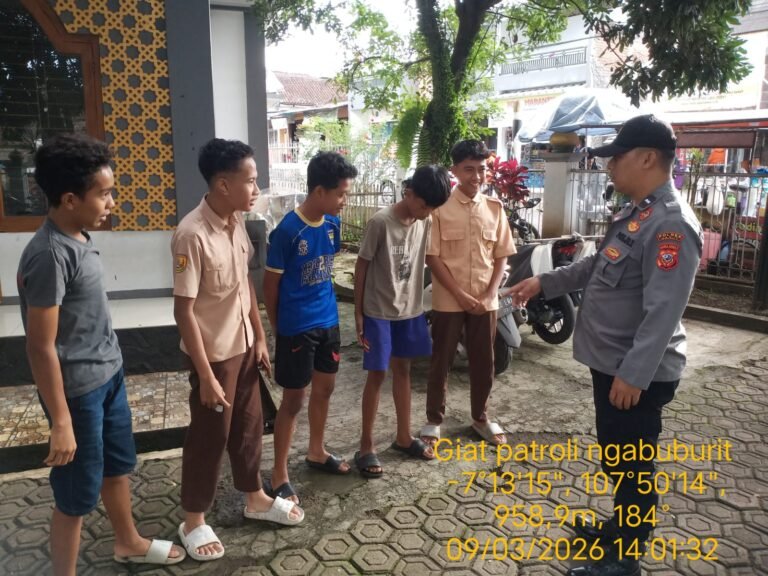 Antisipasi Kerawanan dan Gangguan Kamtibmas, Polsek Samarang Giat Patroli Sore Saat Warga Ngabuburit.