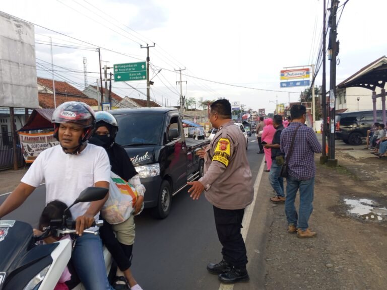 Polsek Cisaga Polres Ciamis Laksanakan Pengamanan Ngabuburit di Pasar Ramadhan, Wujud Kehadiran Polisi Jaga Kondusivitas Wilayah