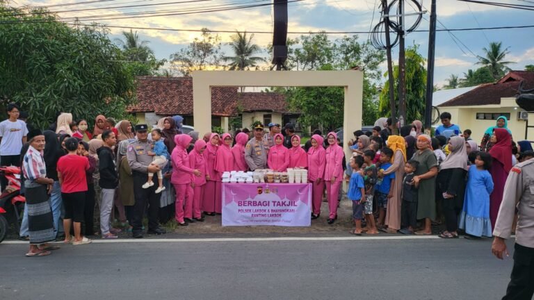 Polsek Lakbok Polres Ciamis Bersama Bhayangkari Bagikan Takjil kepada Masyarakat, Wujud Kepedulian di Bulan Ramadhan